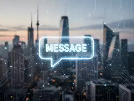 A glowing text message icon over a digital network, with a blurred city skyline in the background, symbolizing new privacy features and AI. - Foto: über boerse-global.de
