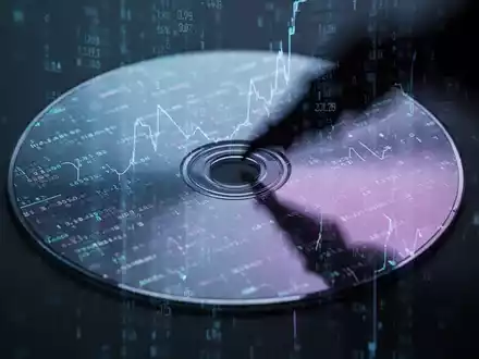 Ein detaillierter Siliziumwafer mit digitalen Reflexionen und einem dunklen Schatten, der einen Marktrückgang darstellt. - Foto: über boerse-global.de