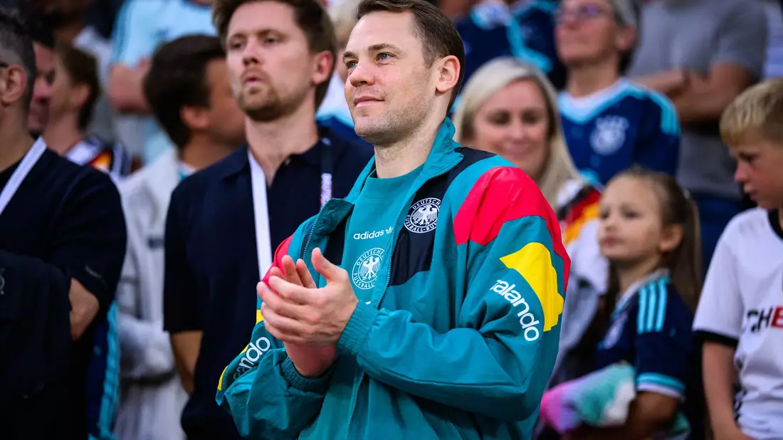 Manuel Neuer schaut beim Testspiel der DFB-Elf zu. (Archivbild)  - Bild: Tom Weller/dpa