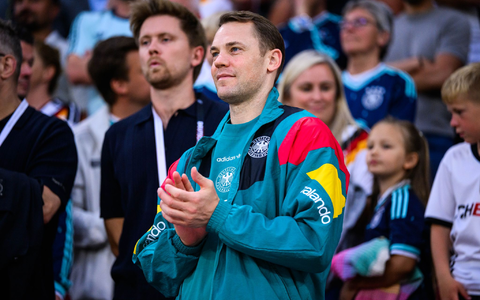 Manuel Neuer schaut beim Testspiel der DFB-Elf zu. (Archivbild)  - Bild: Tom Weller/dpa