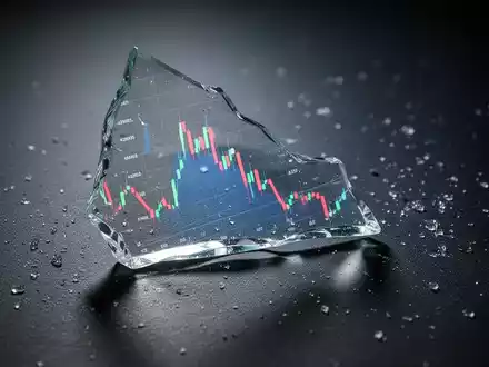 Ein zerbrochener Glassplitter spiegelt einen stark fallenden Börsenchart wider, auf dunklem Hintergrund. - Foto: über boerse-global.de