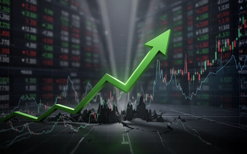 Ein grüner Pfeil schießt durch eine dunkle Finanzgrafik nach oben, symbolisiert einen starken Kurssprung an der Börse. - Foto: über boerse-global.de