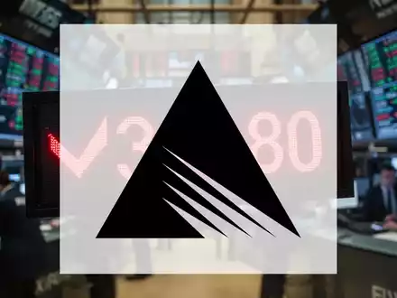 Ein Börsenticker zeigt einen Rückgang auf 313,80 Dollar mit einem roten Abwärtspfeil, im Hintergrund eine verschwommene Börse. - Foto: über boerse-global.de