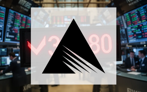 Ein Börsenticker zeigt einen Rückgang auf 313,80 Dollar mit einem roten Abwärtspfeil, im Hintergrund eine verschwommene Börse. - Foto: über boerse-global.de