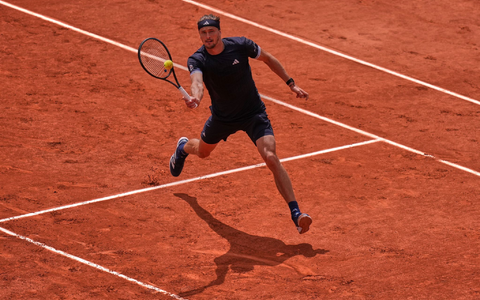 Alexander Zverev bei einem Netzangriff im Halbfinale der French Open. - Bild: Thibault Camus/AP/dpa