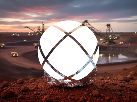 Ein polierter Lithiumstein im Vordergrund mit einem unscharfen Hintergrund einer großen Tagebaumine in der Pilbara-Region. - Foto: über boerse-global.de