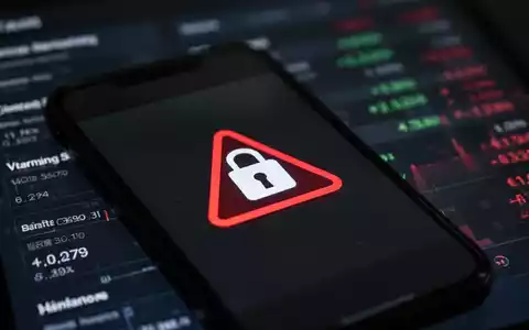 A smartphone screen with a prominent warning symbol, overlaid on a blurred background of a digital banking interface, symbolizing mobile security risks. - Foto: über boerse-global.de