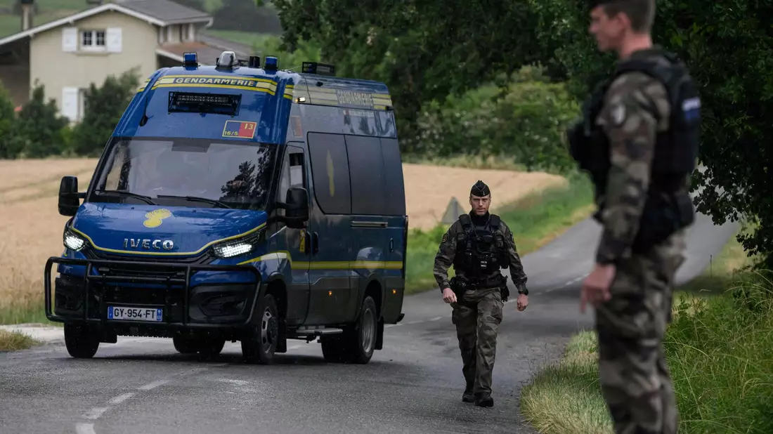 Gendarmen in der Nähe des Leichenfundortes: Der Tod einer tagelang vermissten Elfjährigen sorgt in Frankreich für große Erschütterung. - Bild: Ed Jones/AFP/dpa