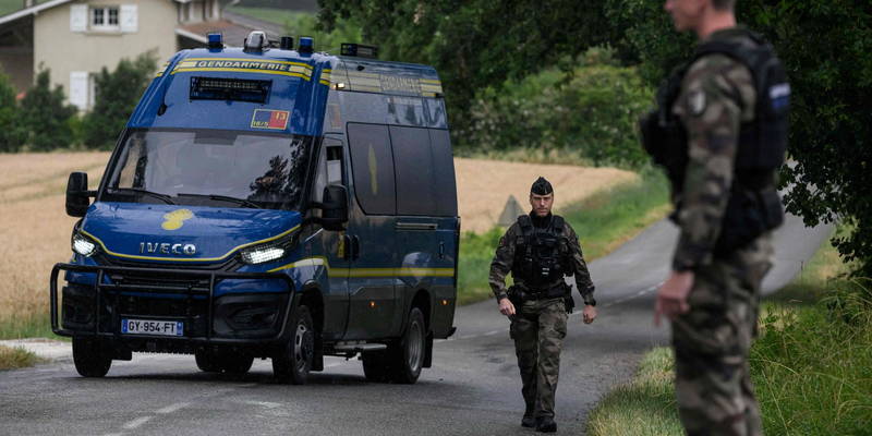 Gendarmen in der Nähe des Leichenfundortes: Der Tod einer tagelang vermissten Elfjährigen sorgt in Frankreich für große Erschütterung. - Foto: Ed Jones/AFP/dpa