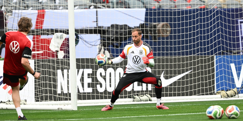 Oliver Baumann trainiert vor der WM-Generalprobe der Nationalmannschaft.  - Foto: Federico Gambarini/dpa