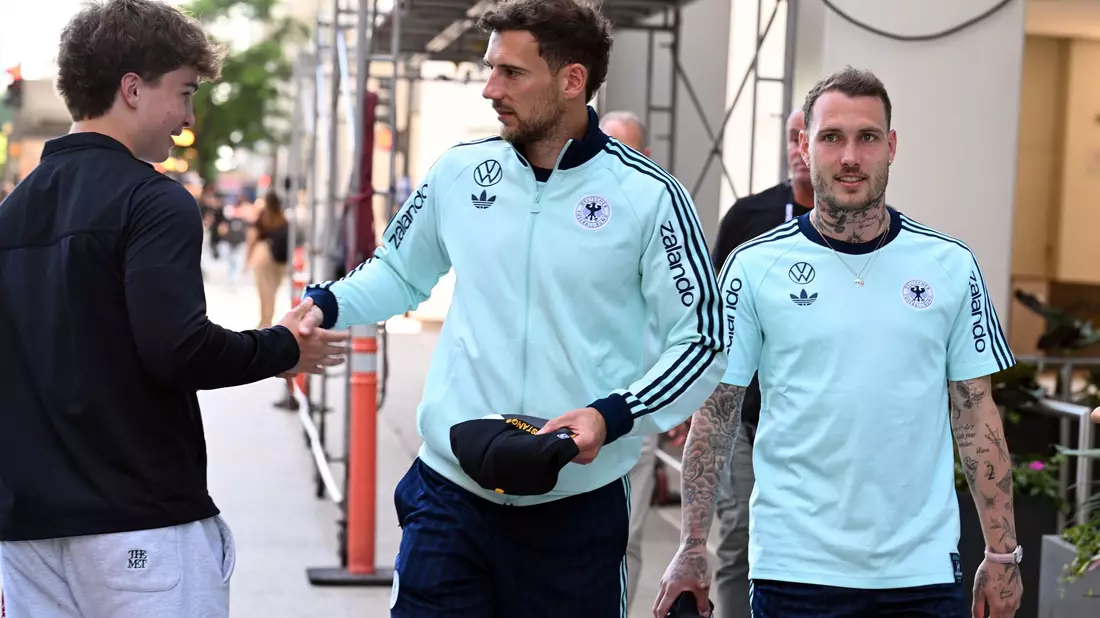 Leon Goretzka (l). und David Raum (r.) auf dem Weg zu einem Termin in Chicago. - Bild: Federico Gambarini/dpa