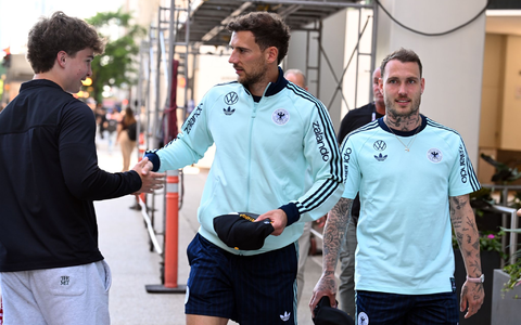 Leon Goretzka (l). und David Raum (r.) auf dem Weg zu einem Termin in Chicago. - Bild: Federico Gambarini/dpa
