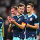 Joshua Kimmich applaudiert nach dem Testsieg gegen Finnland. (Archivbild)  - Bild: Tom Weller/dpa