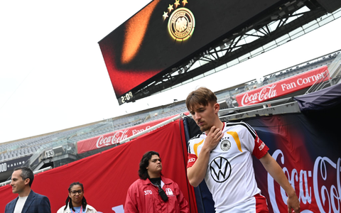Lennart Karl betritt das Soldier Field in Chicago.  - Bild: Federico Gambarini/dpa