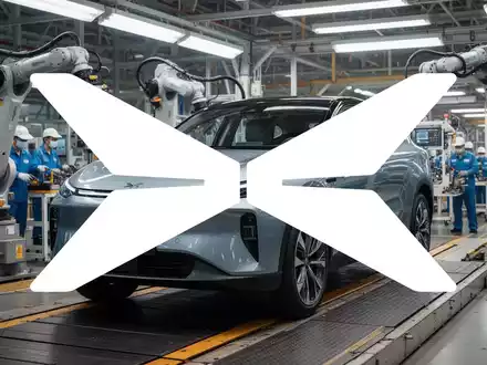 Ein glänzender, moderner XPeng G6 Elektro-SUV auf einem Fließband in einer hochmodernen Fabrik in Malaysia. - Foto: über boerse-global.de