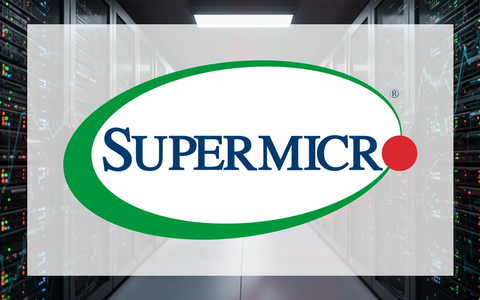 Roter Pfeil nach unten in einem Serverraum, der einen Kursrückgang bei Super Micro nach dem Broadcom-Schock symbolisiert. - Foto: über boerse-global.de