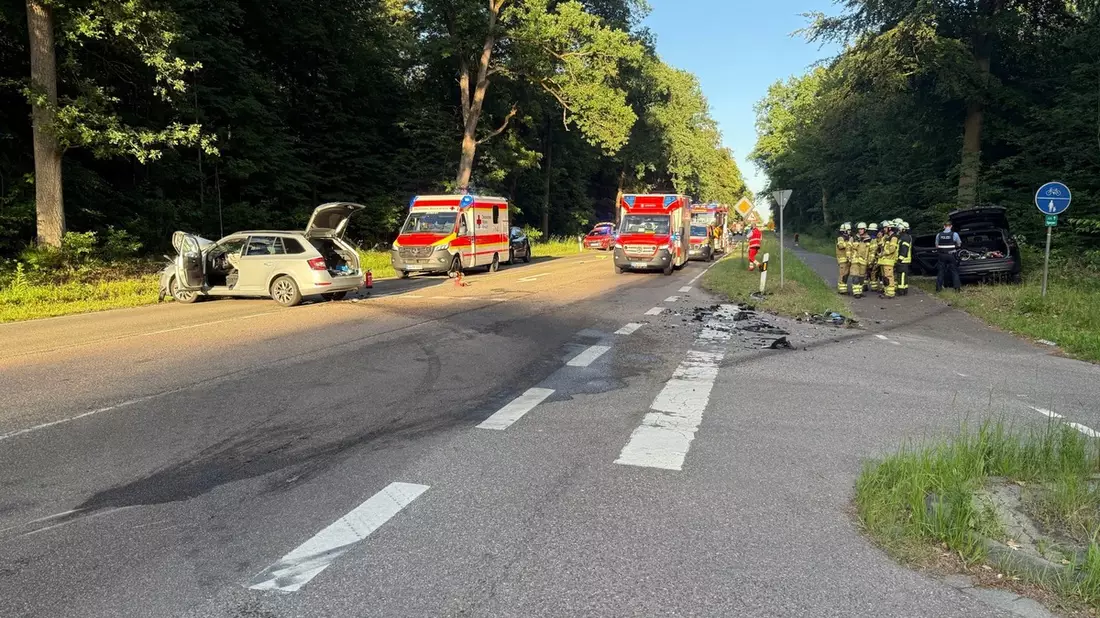 FW Speyer: +++ Frontalzusammenstoß Iggelheimer Straße +++ Drei Verletzte +++ Straße voll gesperrt +++ Umfahren Sie den Bereich +++ - Bild: presseportal.de