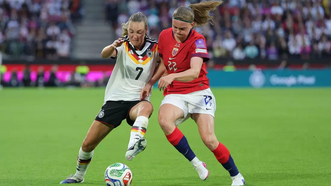 Müller macht's: Marie Müller (l) traf zum 1:0. - Bild: Rolf Vennenbernd/dpa