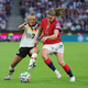 Müller macht's: Marie Müller (l) traf zum 1:0. - Bild: Rolf Vennenbernd/dpa