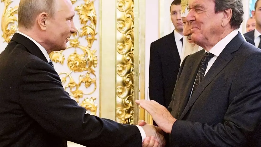Ex-Bundeskanzler Gerhard Schröder und Kremlchef Wladimir Putin hatten nach russischen Angaben ein Vieraugengespräch. (Archivbild) - Bild: Alexei Druzhinin/POOL SPUTNIK KREMLIN/AP/dpa