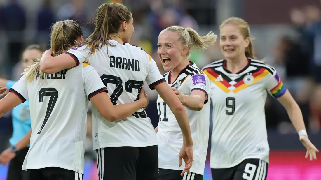 Große Freude: Die deutschen Fußballerinnen fahren zur WM 2027 nach Brasilien. - Bild: Rolf Vennenbernd/dpa