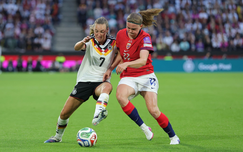Müller macht's: Marie Müller (l) traf zum 1:0. - Bild: Rolf Vennenbernd/dpa