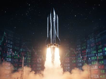 Eine Rakete startet in den Nachthimmel, mit einer subtilen Darstellung eines Börsentickers im Vordergrund, der ein IPO andeutet. - Foto: über boerse-global.de