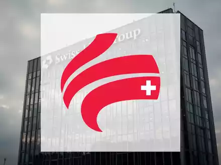 Ein modernes Gebäude der Swiss Life Group, das einen bewölkten Himmel widerspiegelt, mit einem leicht gedämpften Farbton. - Foto: über boerse-global.de