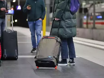 Reisende bei der Deutschen Bahn (Archiv) - Foto: via dts Nachrichtenagentur
