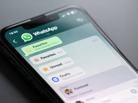 A close-up of an iPhone screen showing the new WhatsApp interface with customizable chat filters and a dedicated 'Drafts' section. - Foto: über boerse-global.de