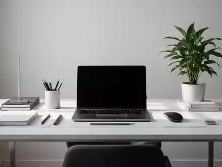 Ein aufgeräumter, moderner Arbeitsplatz mit Laptop, minimalistischen Büromaterialien und einer Pflanze, die Ordnung und Fokus symbolisiert. - Foto: über boerse-global.de