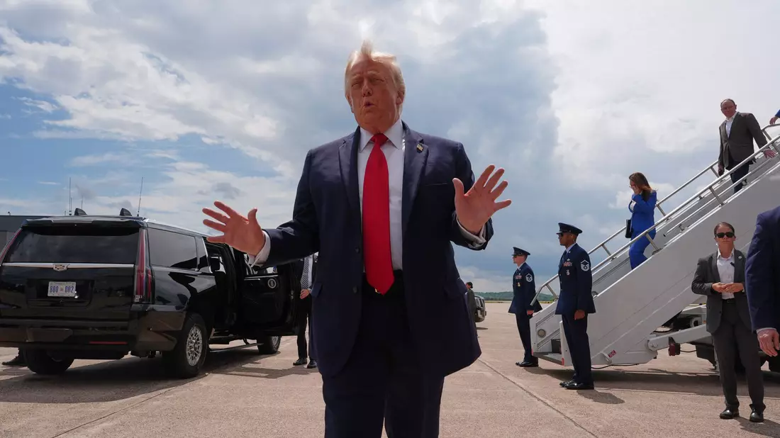 Trump spricht über das Waffenarsenal Irans.  - Bild: Mark Schiefelbein/AP/dpa