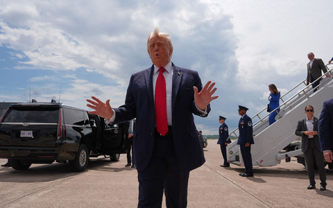 Trump spricht über das Waffenarsenal Irans.  - Bild: Mark Schiefelbein/AP/dpa