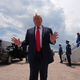 Trump spricht über das Waffenarsenal Irans.  - Bild: Mark Schiefelbein/AP/dpa