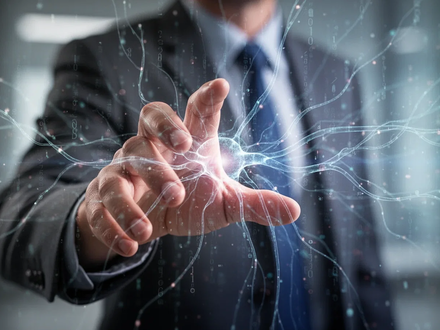 Eine Hand greift nach einer digitalen Schnittstelle, die kognitive Prozesse und Schmerztherapie symbolisiert. - Foto: über boerse-global.de