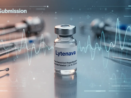 Nahaufnahme einer Medizinflasche mit der Aufschrift 'Lytenava' auf einer sterilen Oberfläche, umgeben von verschwommenen Instrumenten. - Foto: über boerse-global.de