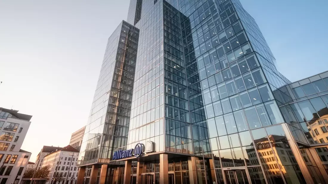 Allianz Buyback Nears €1B But Stock Stagnant; AI Strategy Takes Focus