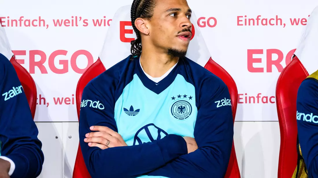 Für Leroy Sané, hier auf der Ersatzbank gegen Finnland, könnten sich die WM-Aussichten schlagartig verändern. (Archivbild) - Bild: Tom Weller/dpa