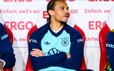 Für Leroy Sané, hier auf der Ersatzbank gegen Finnland, könnten sich die WM-Aussichten schlagartig verändern. (Archivbild) - Bild: Tom Weller/dpa