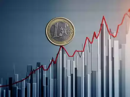 Ein Euro-Münze balanciert auf einem Finanzdiagramm, das nahe einem Rekordhoch spitzt. - Foto: über boerse-global.de