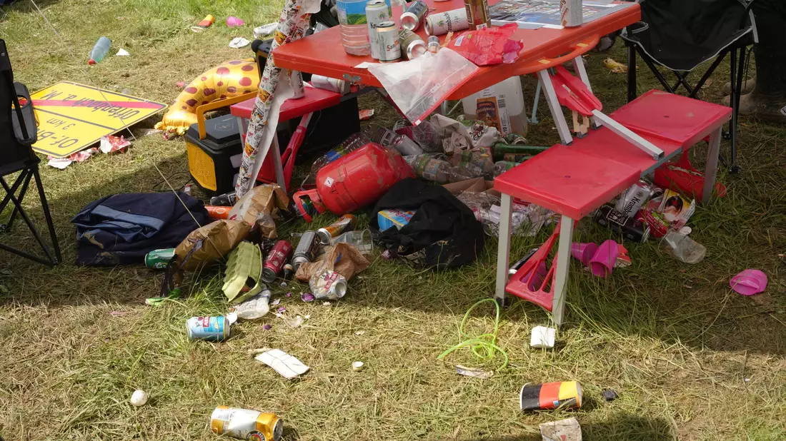 Die Deutsche Umwelthilfe kritisiert große Musikfestivals für ihr Müllmanagement.  - Bild: Thomas Frey/dpa