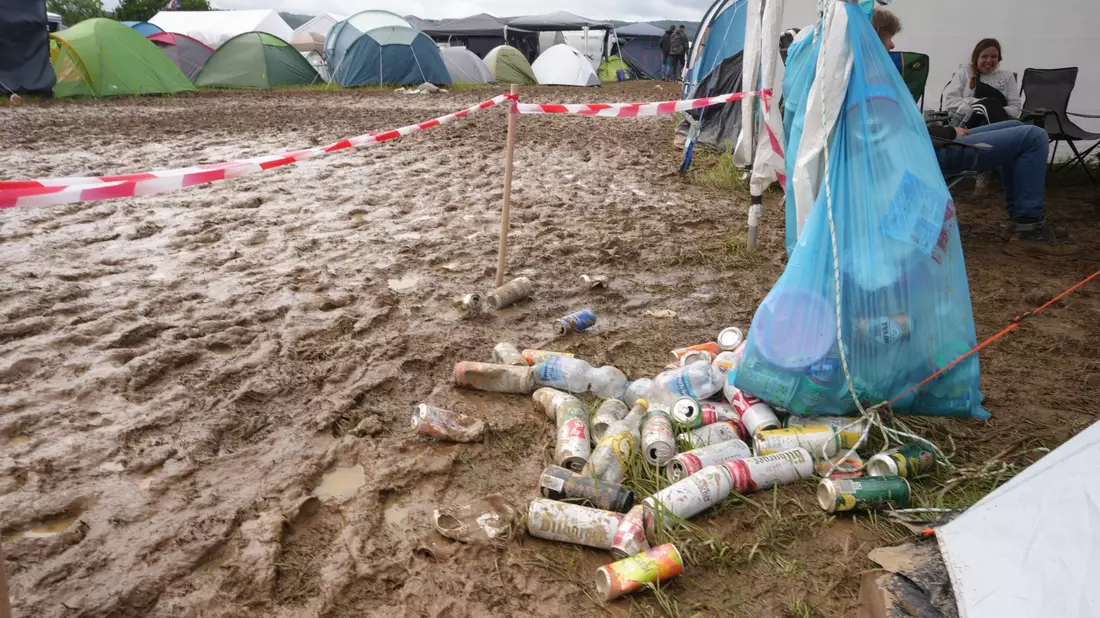 Leere Dosen sind nur ein Beispiel für Müll, der bei einem Festival anfallen kann.  - Bild: Thomas Frey/dpa