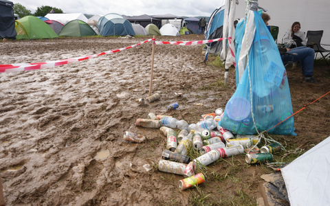 Leere Dosen sind nur ein Beispiel für Müll, der bei einem Festival anfallen kann.  - Bild: Thomas Frey/dpa