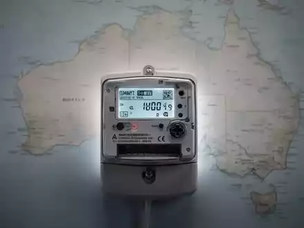 Ein intelligenter Energiezähler mit einer schemenhaften Karte Australiens im Hintergrund, professionelle Fotografie. - Foto: über boerse-global.de
