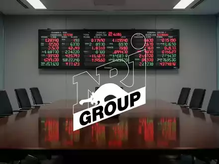 Ein Börsenticker zeigt flache Zahlen, die sich in einem leeren Konferenzraum spiegeln, was Stagnation andeutet. - Foto: über boerse-global.de