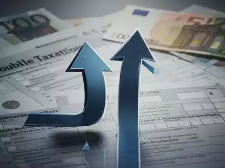 Eine stilisierte Grafik mit einem doppelten Pfeil, der nach oben zeigt, symbolisiert doppelte Besteuerung mit einem subtilen Hintergrund aus deutschen Steuerformularen. - Foto: über boerse-global.de