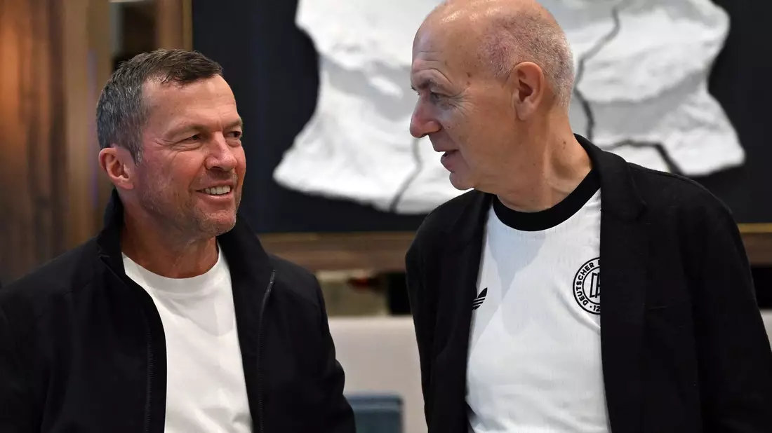 Lothar Matthäus und Bernd Neuendorf sprechen bei einer Veranstaltung in Chicago.  - Bild: Federico Gambarini/dpa
