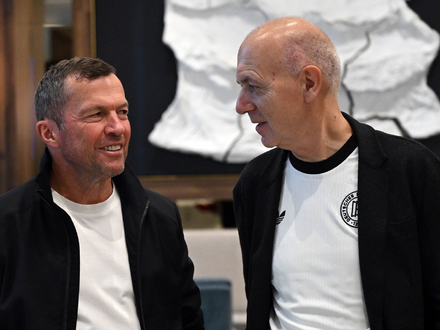 Lothar Matthäus und Bernd Neuendorf sprechen bei einer Veranstaltung in Chicago.  - Foto: Federico Gambarini/dpa