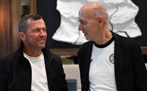 Lothar Matthäus und Bernd Neuendorf sprechen bei einer Veranstaltung in Chicago.  - Bild: Federico Gambarini/dpa