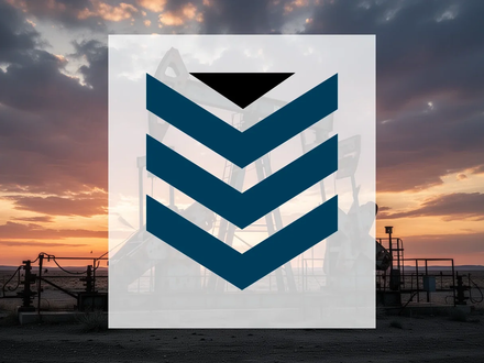 Ein Ölförderturm vor einem dramatischen Sonnenuntergang, der die Ölindustrie und Kursschwankungen symbolisiert. - Foto: über boerse-global.de